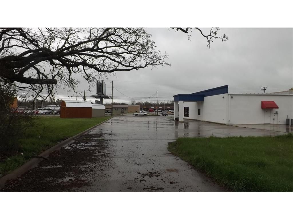 1068 Village Dr, Sulphur Springs, TX 75482